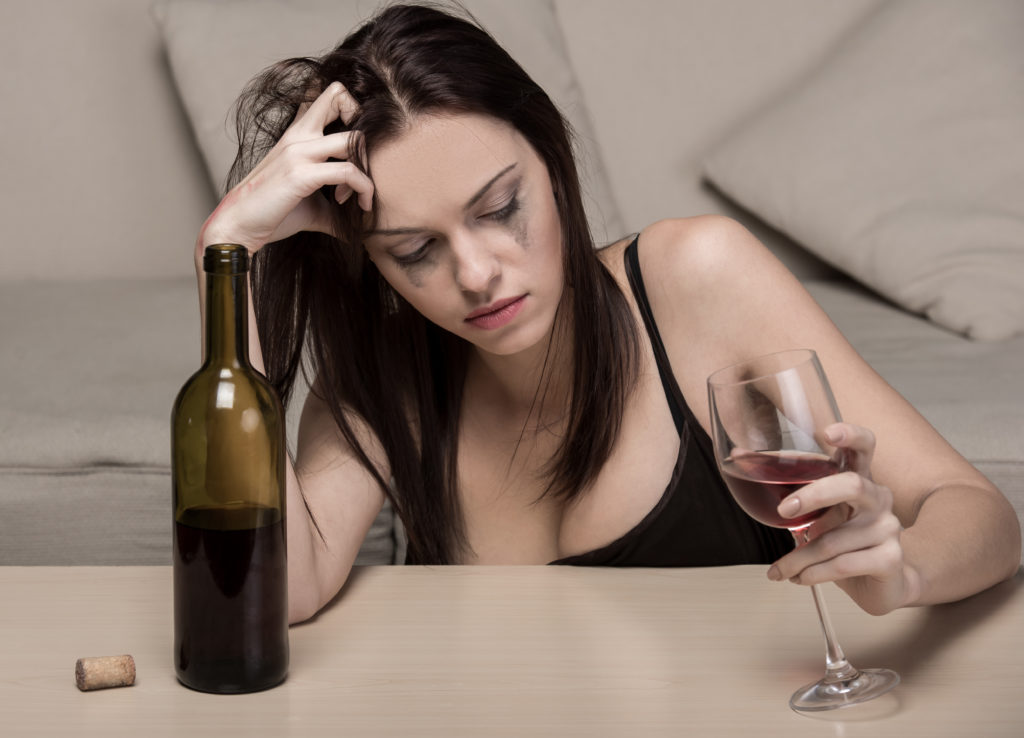 Женский алкоголизм: отличия, симптомы и последствия
